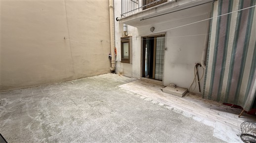 Appartamento Al Piano Ammezzato Di 2 Vani Oltre Accessori. Doppia Esposizione.